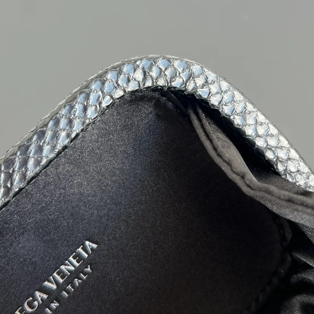 Batch 960 #BV Knot woven evening bag series~ (8651 16cm) Each bag reveals exquisite elegance💫Iconic classic silk weaving➕snake skin trim, with knot buckle, soft and delicate feel. The design is small and exquisite, low-key without logo, elegant and elegant. Paired with evening dress or cheongsam, it has the atmosphere of a famous and wealthy lady, full of aura and invincible texture💃 Dimensions: 16x10x5